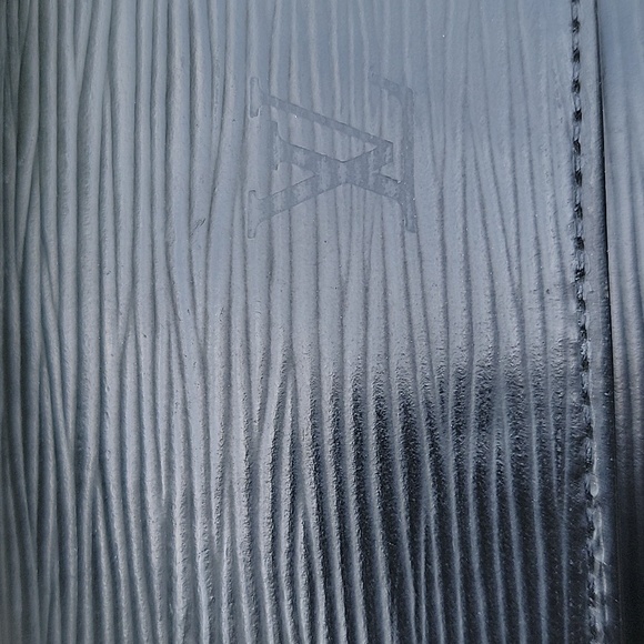 Authentic Louis Vuitton Porte Tresor Epi Trifold Wallet - Picture 3 of 14